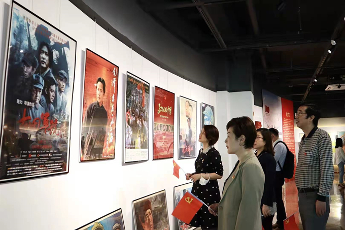 看海报、学党史，健康产业开元网页版党总支组织参观“红色电影海报展”1_副本.jpg